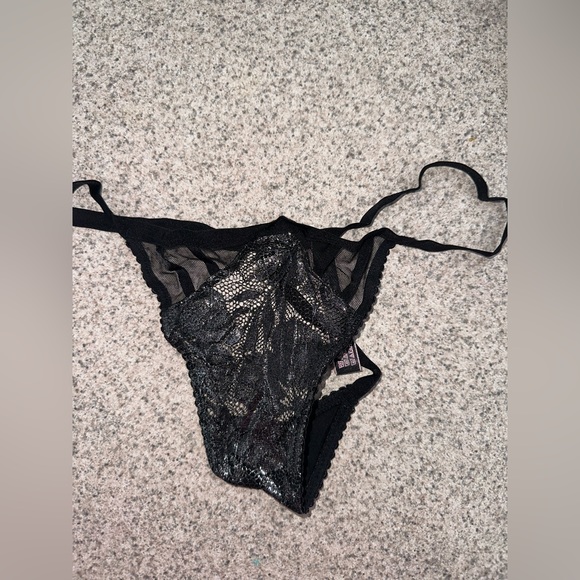 NEW Victoria's Secret metallic lurex Lace v-string Thong size medium - Picture 1 of 4